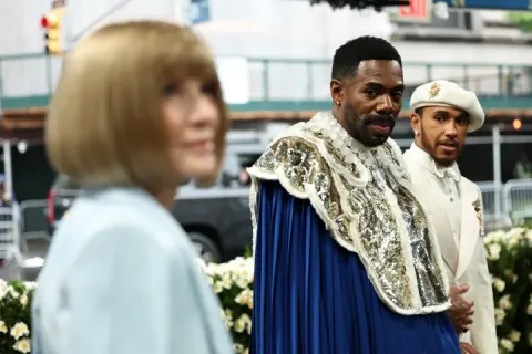 Anna Wintour at Met Gala 2025 with Lewis Hamilton and Colman Domingo looking on.
